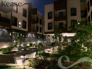 um pátio de um edifício de apartamentos à noite em Kease Tawun A5-2 Royal touch Terrace XZ48 em Riyadh