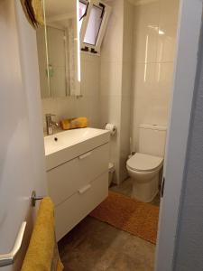 bagno con lavandino e servizi igienici di Cozy apartment in Edificio Bahamas a Puerto de la Cruz