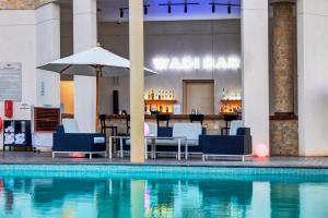 Piscina di Crowne Plaza Muscat OCEC by IHG o nelle vicinanze