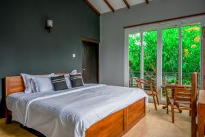 um quarto com uma cama, uma mesa e uma janela em Dollyz Home - Sri Lanka em Ambalangoda