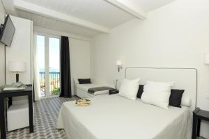 A bed or beds in a room at Hotel Capanni