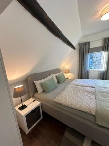 1 dormitorio con cama, sofá y ventana en Ferienhaus Goldstück wohnen im Weinberg, en Pommern