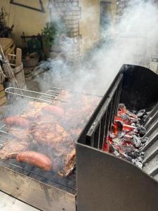 una parrilla con un poco de carne y salchichas en ella en Le Stagioni, en Loreto Aprutino