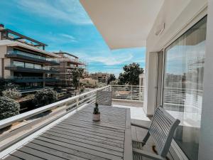 balcone con panchina e vista sulla città di Minimal Apartment Voula Center 3 BDR -Cielo homes ad Atene