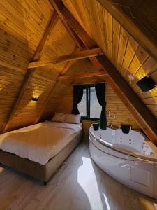 1 dormitorio con 1 cama y 1 barco en el ático en Hidden Garden Bungalow, en Trabzon