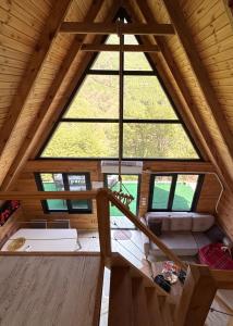 uma vista para o sótão de um quarto com uma grande janela em Hidden Garden Bungalow em Trabzon