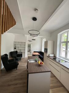 a kitchen and living room with a table and chairs at Remise 23a - 2Schlafzimmer Unterkunft für 4-köpfige Familie in Schönefeld