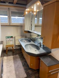a bathroom with two sinks and a mirror at Haus mit Aussicht S3-Bahn, B14-Straße, WLAN in Schwaikheim