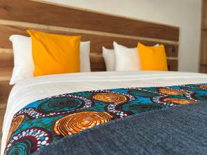 Tanzania Safari Lodge tesisinde bir odada yatak veya yataklar