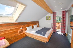 een slaapkamer met een bed en een raam bij Das Kleemanns in Mittelberg