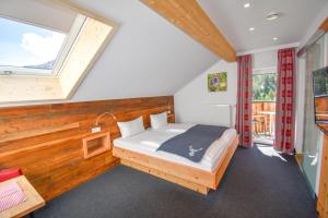 a bedroom with a bed and a window at Das Kleemanns - Nur für Erwachsene in Mittelberg +44 photos