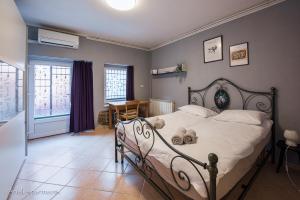 伊佐拉的住宿－Arieli Apartments Izola，卧室配有一张带白色床单和枕头的大床。