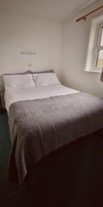 Ліжко або ліжка в номері Louisburgh Cottages - 3 bedroom