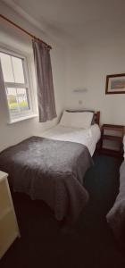 Ліжко або ліжка в номері Louisburgh Cottages - 3 bedroom