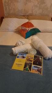 un libro y un animal de peluche en una cama en Pousada Cabocla, en Alter do Chao