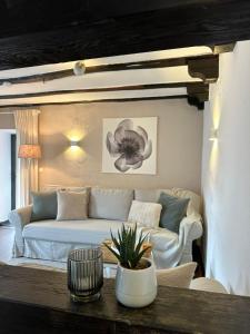 ein Wohnzimmer mit einem Sofa und einem Tisch in der Unterkunft Ferienhaus Goldstück wohnen im Weinberg in Pommern