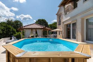 Bazén v ubytování Holiday Home Rajna nebo v jeho okolí