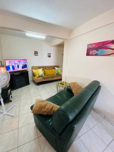 TV a/nebo společenská místnost v ubytování Bas de villa Vacances Océan