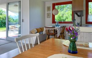 eine Küche mit einem Tisch und einer Blumenvase darauf in der Unterkunft 3 Bedroom Gorgeous Home In Vinderup in Vinderup