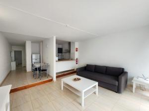 een woonkamer met een bank en een tafel bij Royal Sunny Terrace Villas Canarias in Adeje