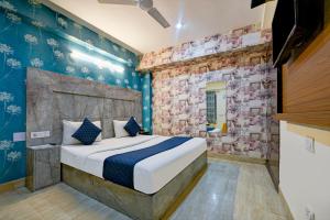 sypialnia z łóżkiem i ceglaną ścianą w obiekcie Arkwood Residency B & B At Airport w Nowym Delhi
