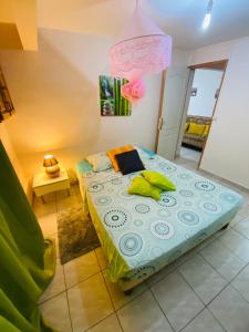 1 dormitorio con 1 cama en una habitación en Bas de villa Vacances Océan en Le Carbet