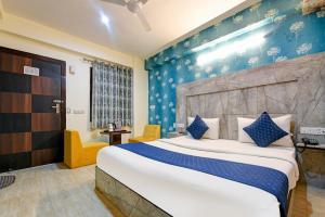 um quarto com uma cama grande num quarto em Arkwood Residency B & B At Airport em Nova Deli