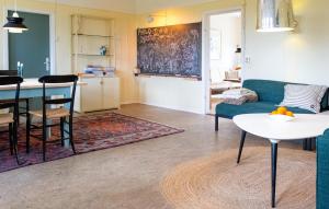 Η κουζίνα ή μικρή κουζίνα στο 8 Bedroom Beautiful Home In Væggerløse