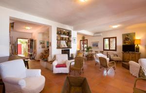 una sala de estar con sofás y sillas blancos en Villa Eugenia, en Favazzina
