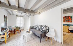 Amazing Home In Saint-vitre With Wifi في Saint-Viâtre: غرفة معيشة مع أريكة وطاولة