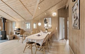- une salle à manger avec une table et des chaises dans l'établissement Lovely Home In Rudkbing With Wifi, à Spodsbjerg