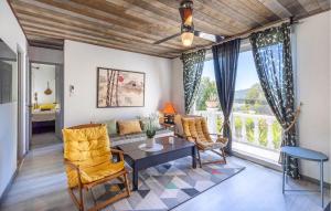 Posezení v ubytování 2 Bedroom Stunning Home In La Crau