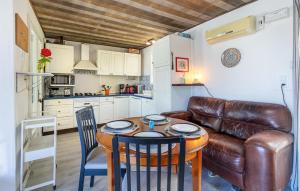 Kuchyň nebo kuchyňský kout v ubytování 2 Bedroom Stunning Home In La Crau