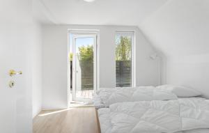 Beautiful Home In Rudkøbing With Wifi客房内的一张或多张床位
