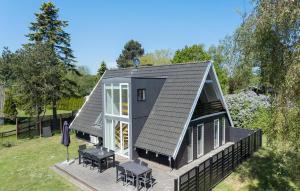 斯波斯比约Beautiful Home In Rudkøbing With Wifi的甲板上屋顶的小房子