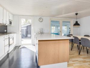 Kuchyň nebo kuchyňský kout v ubytování Five-Bedroom Holiday home in Vestervig 1