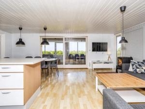 TV a/nebo společenská místnost v ubytování Five-Bedroom Holiday home in Vestervig 1