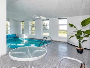 Bazén v ubytování Five-Bedroom Holiday home in Vestervig 1 nebo v jeho okolí