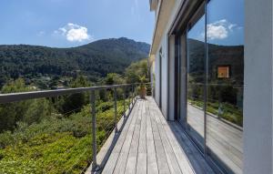 ラ・ヴァレット・デュ・ヴァールにあるAwesome Home In La Valette Du Var With Kitchenの山の景色を望む家のバルコニー