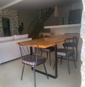 comedor con mesa de madera y sillas en VillaAurora-mani, en Areopoli