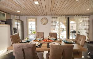 Posedenie v ubytovaní Stunning Home In Stinica With Jacuzzi