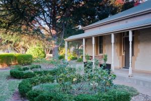 a garden in front of a house at Linfield Cottage in Williamstown