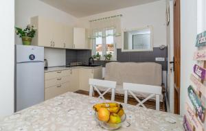 Η κουζίνα ή μικρή κουζίνα στο Amazing Apartment In Sutivan With Wifi