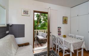 een eetkamer met een tafel en een balkon bij Gorgeous Apartment In Sutivan With Wifi in Sutivan