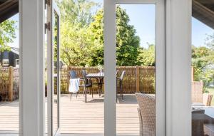 ジルレジェにあるBeautiful Home In Gilleleje With Wifiのデッキにテーブルと椅子が置かれたパティオ