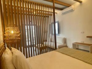 Postel nebo postele na pokoji v ubytování SOHOROS suites