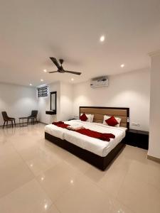 Giường trong phòng chung tại Luxe Hotel Thekkady