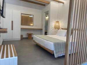 スキヌサにあるSOHOROS suitesのベッドルーム1室(ベッド1台、テーブル付)