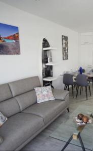 Χώρος καθιστικού στο Apartment Cucharas Beach - Pool - Beach 2 min - Free AC & Wifi