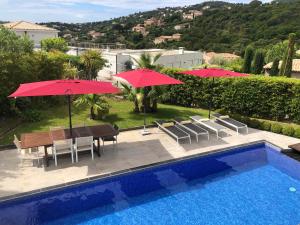 Bazén v ubytovaní Grande Villa 350 M2, piscine chauffée vue mer et collines, CAVALAIRE sur mer, 10 personnes alebo v jeho blízkosti
